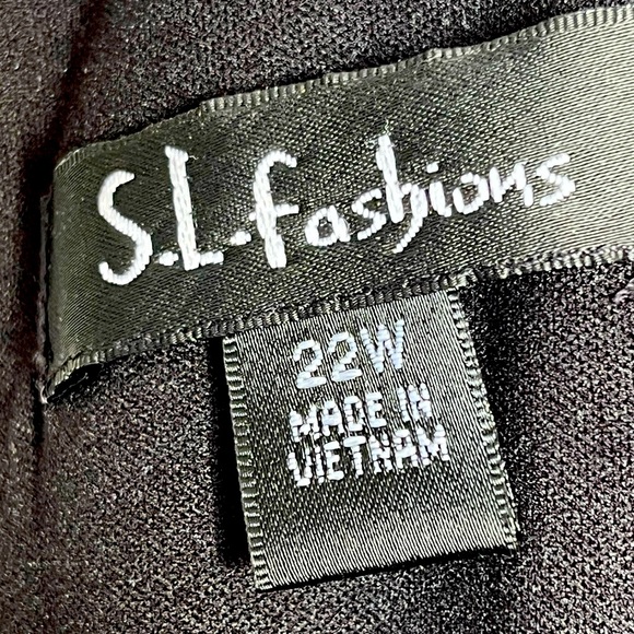 Gorgeous special occasion, dress formal black top in knit in a V-neck - Picture 8 of 8